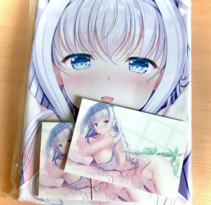 思い立ってこの前の色調整したイラストをポスカにしてみました
抱き枕カバーのおまけに同封させて頂いております
多分今後参加するイベントでも配ったりすると思います

ちょっと黄色によってるかなあと思ったので
肌だけまた少しいじって入稿
往生際が悪いですな😊 