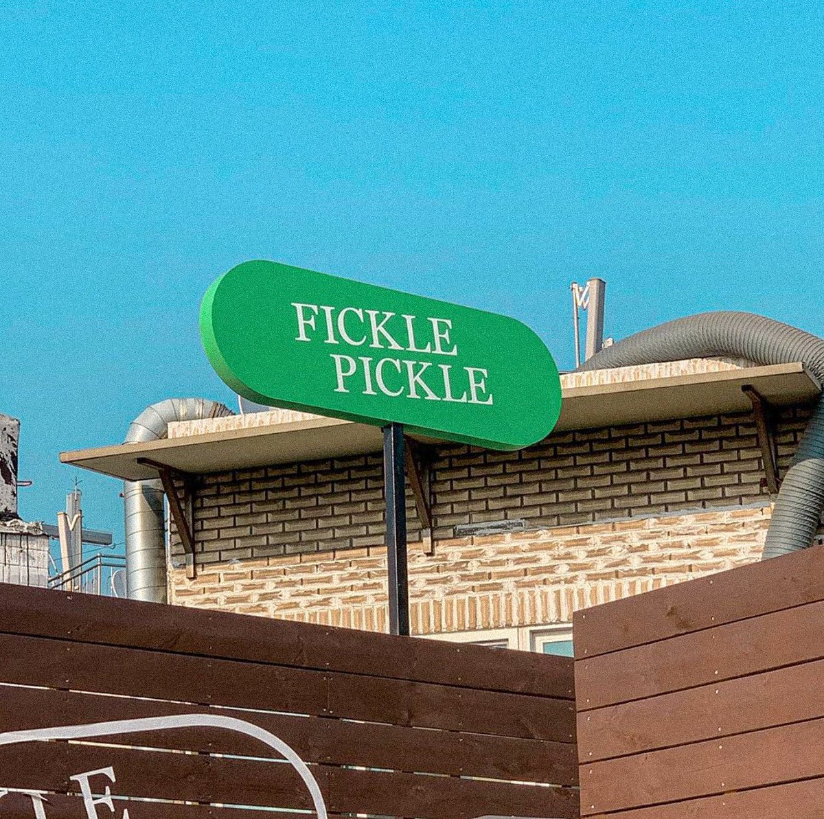 🥒cafeน้องแตงกวาดองเขียว-:fickle pickle💚💚 ♡̶คาเฟ่เด็กแนวคลีนหัวใจแถวnamsan ภายในwood toneเก๋ๆ มีgalleryของร้านด้วยน้า หรือจะขึ้นไปบนดาดฟ้าถ่ายรูปสวยๆ+จิบกาแฟชิลๆเม้ามอยก็ได้vibeดีสุด!!😍😊 #รีวิวเกาหลี #คาเฟ่เกาหลี @Review_korea https://t.co/IYaOkD83DM