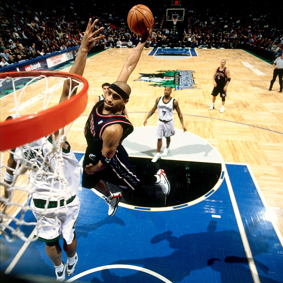 NBAHistory's tweet image. Half-Man/Half-Amazing... thank you, @mrvincecarter15! #H15TORY