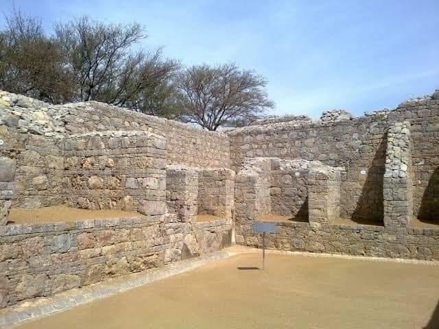 And there were 10,500 students.The panel of masters included renowned names like Kautilya (the author of the “Arthashastra”), Panini ( the codifier of Sanskrit into today’s form), Jivak (medicine) & Vishnu Sharma (author and compiler of the Panchtantra).5/n  @LostTemple7