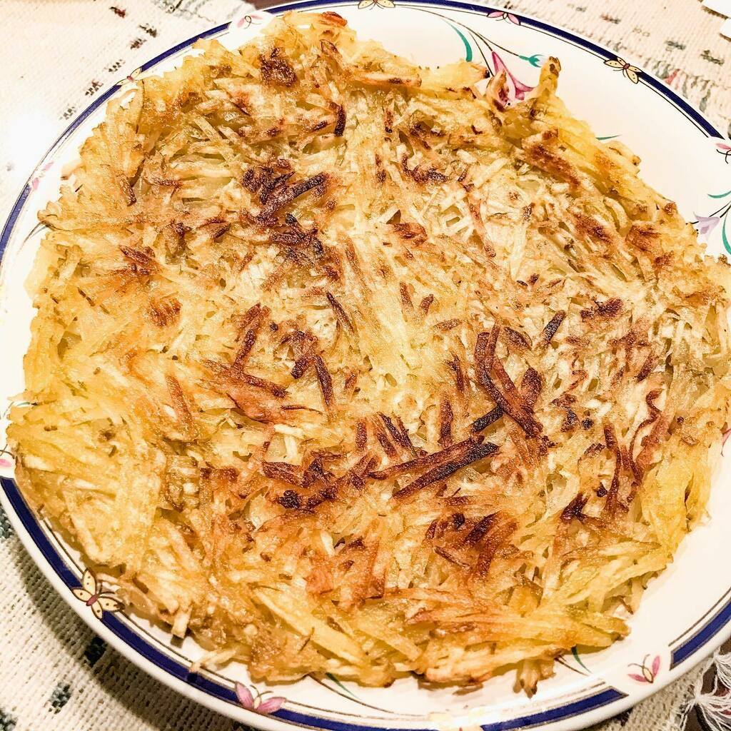 Che_Sara's tweet photo. 母も絶賛。
My mother also praises it.
#じゃがいもガレット #potetogalette #じゃがいも #馬鈴薯 #potato #potatoes #貰い物 #frommyfriend #料理 #cooking #vegan #vegetarian #simpleisbest https://t.co/KwPntay6pa https://t.co/qLHYSBQoMv