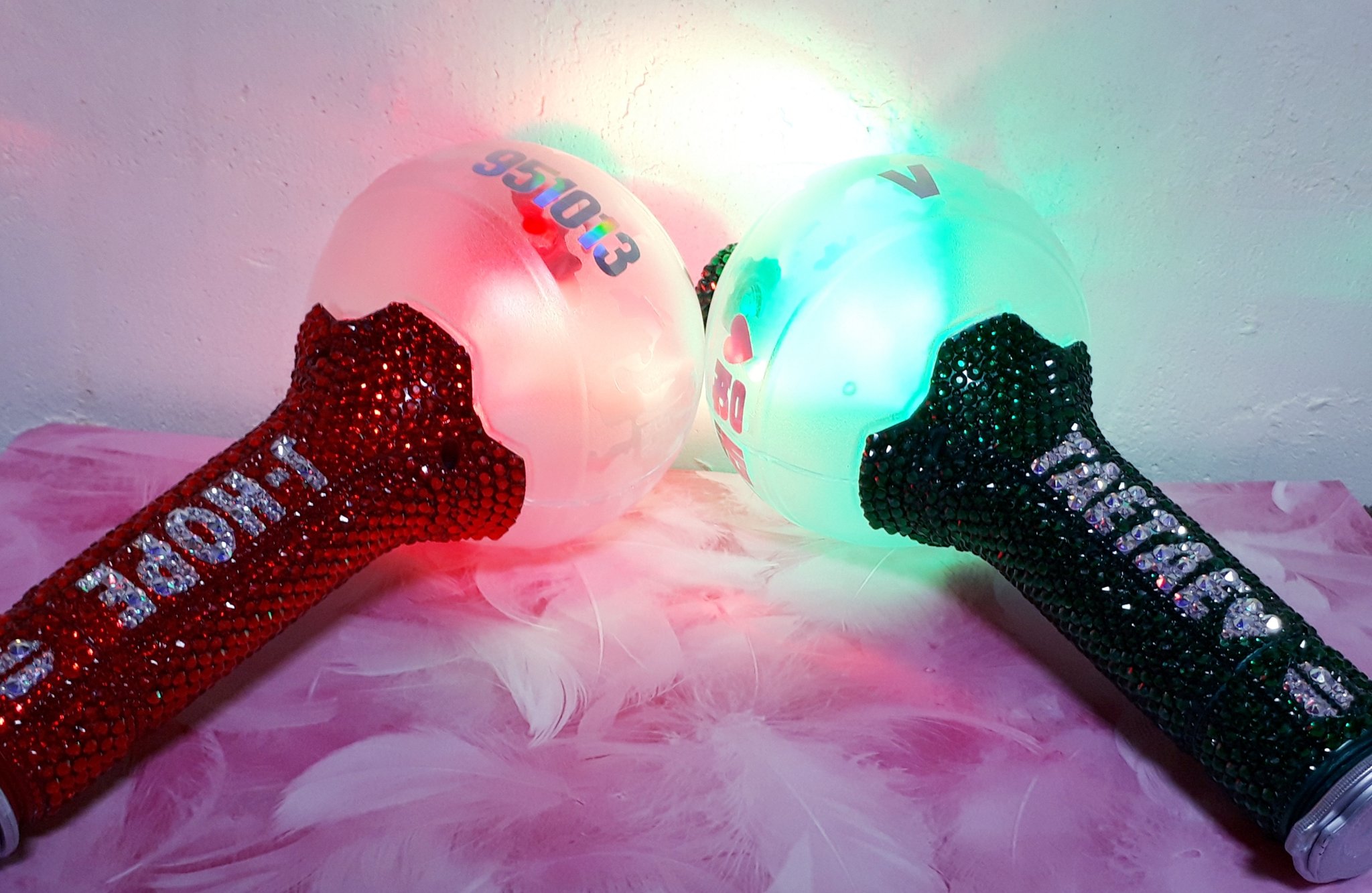 最終値下げ BTS ジョングク アミボム デコ スワロフスキー ストーン Kさんからオーダー頂いたグテ仕様アミボム🐰🐻💜💚 表裏どちらに