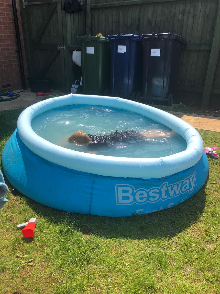 LummyLady's tweet photo. 34 degrees I need my own pool #seadiver #careergoals https://t.co/t62t9yt057