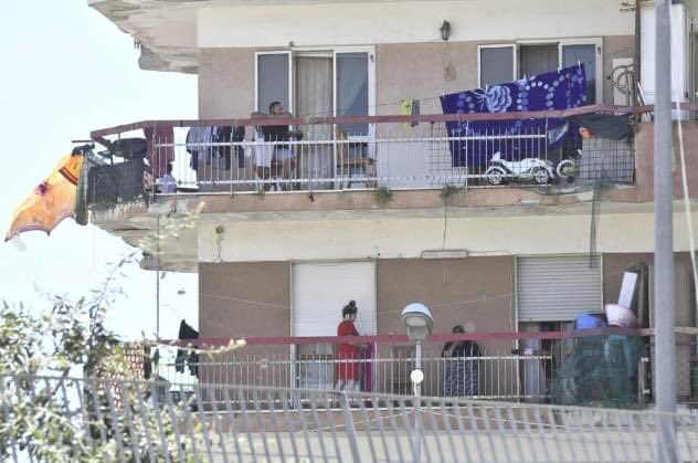 matteosalvinimi's tweet photo. 🔴AGGIORNAMENTO
A Mondragone, tra zona rossa anti-Covid violata e rivolta di Rom e bulgari, siamo arrivati al lancio di sedie dal balcone. (1/3) https://t.co/HX0OrXFVlp