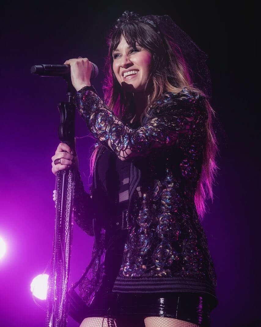 HaAsh_Pma's tweet photo. Hoy hacemos un alto para felicitar a una de las mejores personas que hemos podido conocer, a una persona con la mirada dulce y sonrisa sincera.
Hanna! Gracias por brindarnos tu cariño y hacernos vibrar con tu voz. #HBDHanna @haashoficial https://t.co/fvHzqJuWeI
