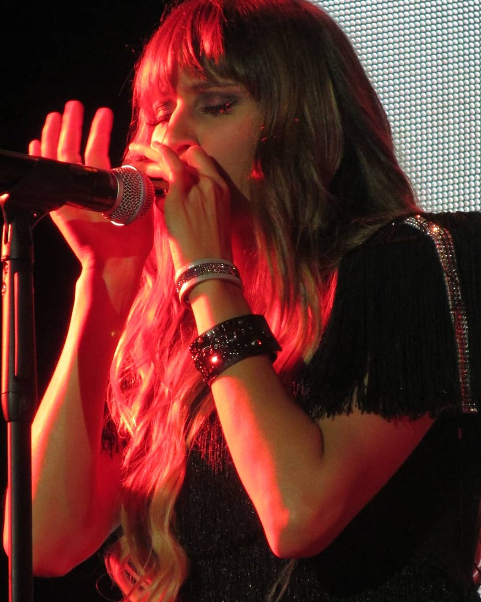 HaAsh_Pma's tweet photo. Hoy hacemos un alto para felicitar a una de las mejores personas que hemos podido conocer, a una persona con la mirada dulce y sonrisa sincera.
Hanna! Gracias por brindarnos tu cariño y hacernos vibrar con tu voz. #HBDHanna @haashoficial https://t.co/fvHzqJuWeI