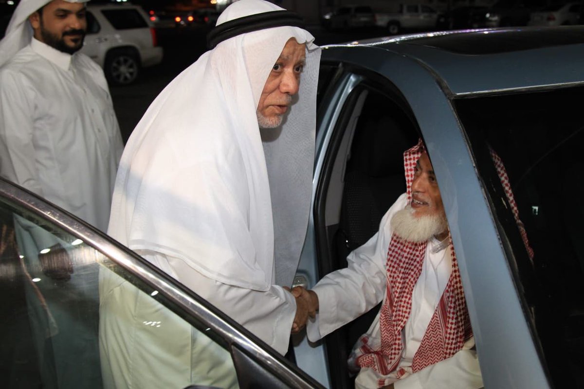 العم مطر احمد القلوي ابن خالة الوالد حفظهم الله.
شخصية محبوبة لجميع من عرفه ورجل لاتفارق البسمةمحياه.
وعلى الرغم من ظروفه الصحية إلا أنه حريص على حضور جميع المناسبات ولو اضطره ذلك للسفر من منطقة إلى أخرى.
الصورة تجمعه بوالدي،فاللهم احفظهما وارزقهم طاعتك ومتعهم بالصحة والعافية❤️❤️