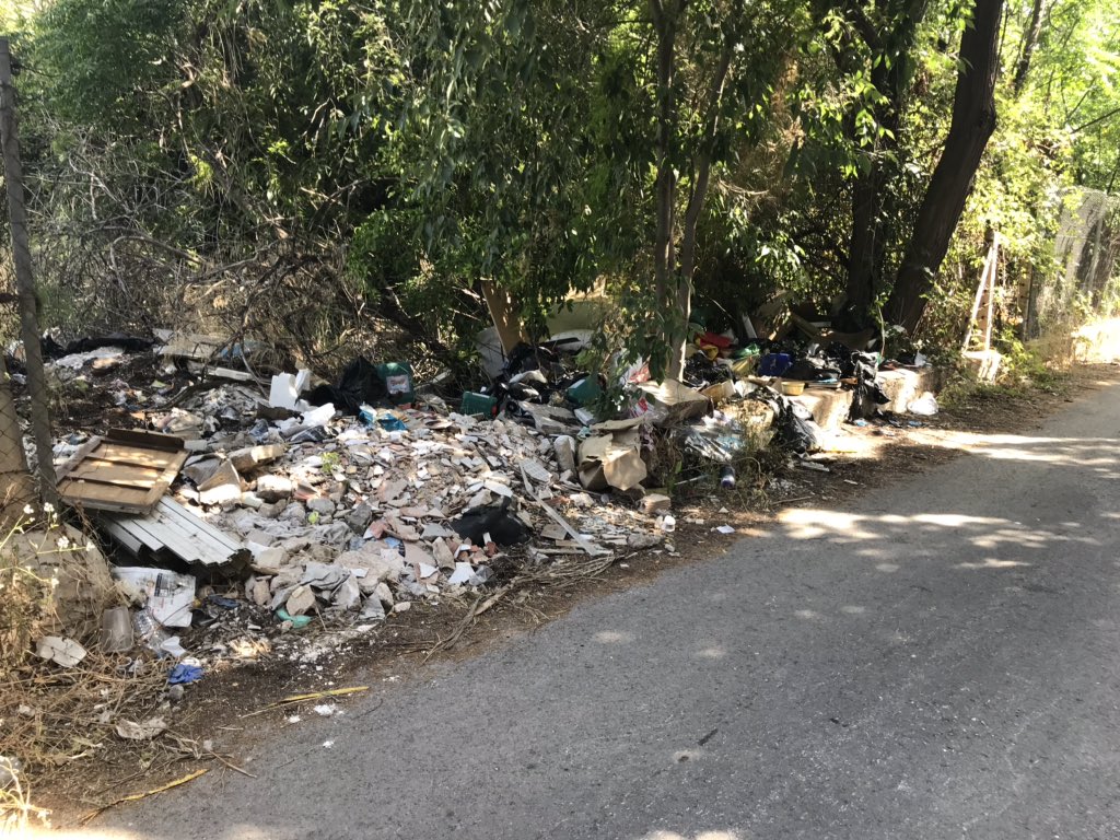 J_dCarlos's tweet photo. Hola, @MuCSostenible @murcialimpia, llevo tiempo dando aviso del mal estado de la Calle Dr. De la Peña (Espinardo), a través de la app “tumurcia”. Estos avisos han sido “trasladados” a @MurciaPolicia  y a Limpieza Viaria para su estudio y resolución, pero SIN RESULTADOS https://t.co/gum82lagz9