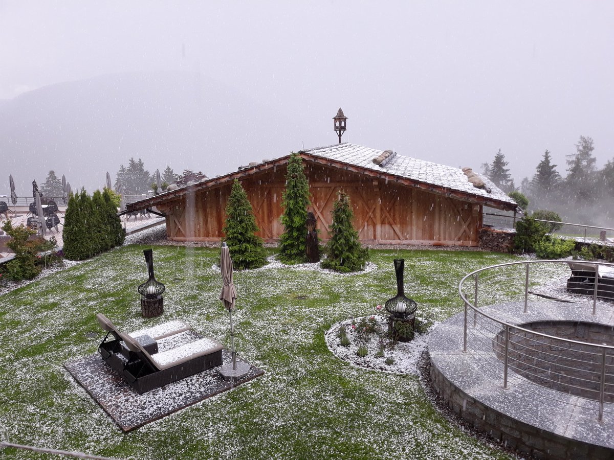 elencurtis67's tweet photo. Grandine come neve! #monguelfo #tesido 🥶🥶😱 https://t.co/7SfbKkcggK