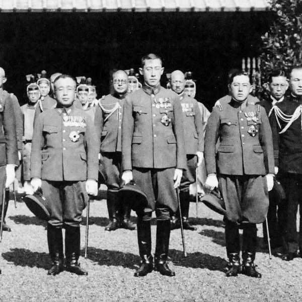 腿部の膨らみがあるのは日本軍将校の軍服によく見ますね。 青年将校の