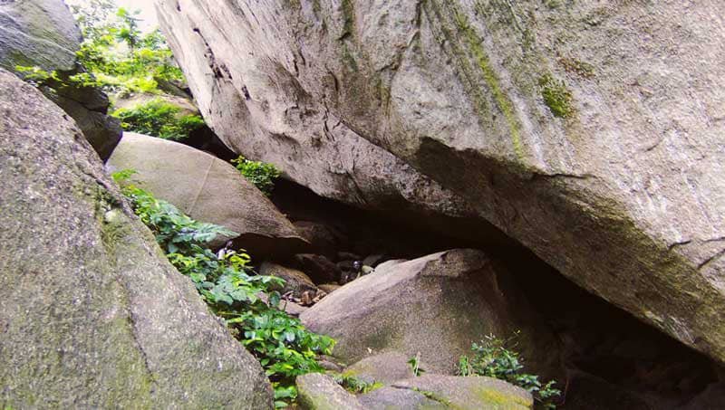 SunshineVGuard's tweet photo. #ThursdayTour 😊
We will be talking about Cave of Ashes in Isharun, Akure, Ondo State.
Located in a thick forest, left in its natural form, rocks of different sizes and peculiarities surround this cave, one of which has engravings that locals believe to be Ifa oracle’s divination https://t.co/RLwRNDSm9m