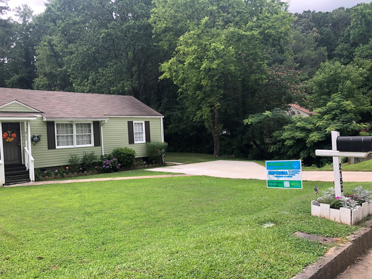 cityofeastpoint's tweet photo. East Point has the best neighbors ever! Thank you for helping us bring awareness to the #2020Census by placing our Census Yard Signs at your homes! #CountThePoint #CuentaElPunto #EveryOneCounts #CadaPersonaCuenta https://t.co/R6hAICMKSu