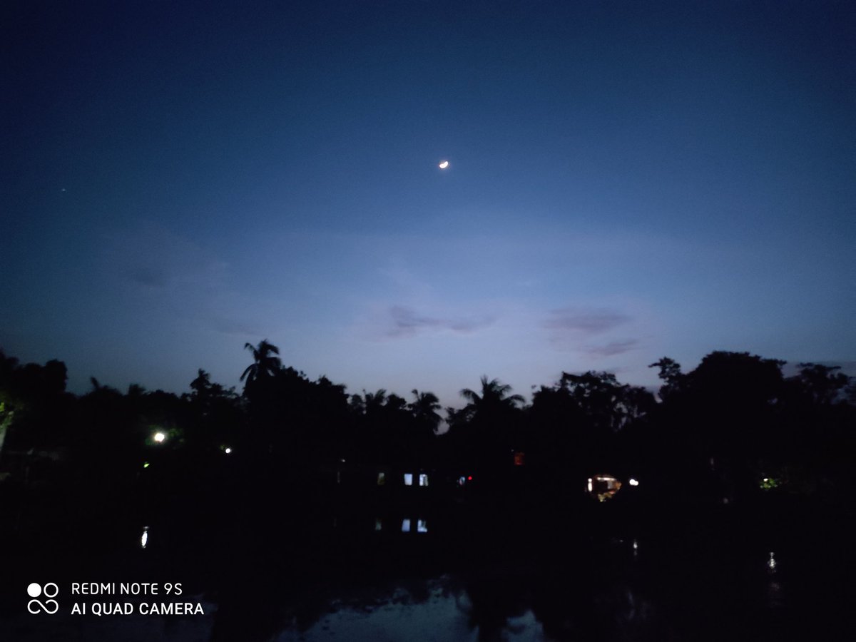 Lopa0909's tweet photo. Moonlit night 🌙 https://t.co/QFxmrLY4Gu