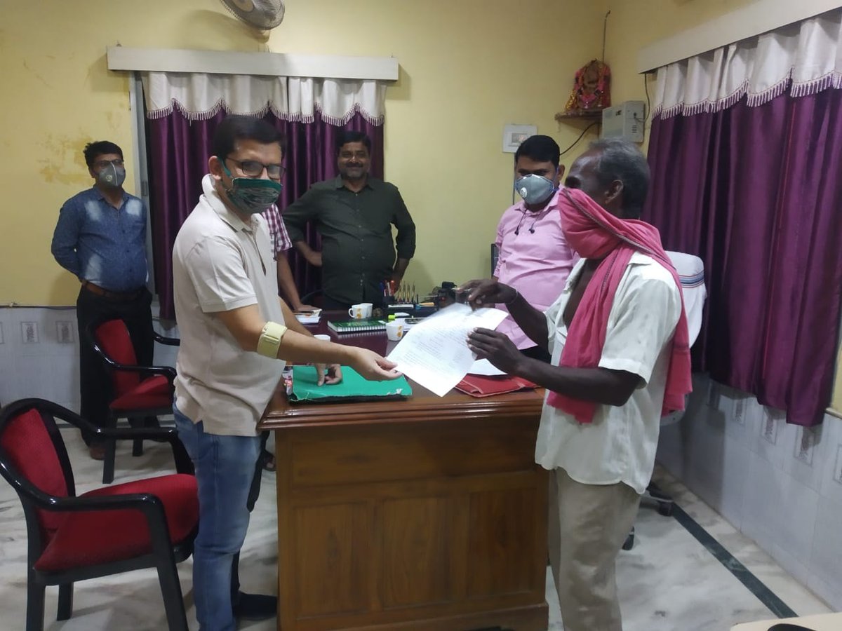 BJD4Bargarh's tweet photo. ଆବାସ ଯୋଜନା ହିତାଧିକାରୀଙ୍କୁ ଘର ପାଇଁ କାର୍ଯ୍ୟାଦେଶ ପ୍ରଦାନ କରିଛନ୍ତି ବିଧାୟକ ତଥା ଜିଲ୍ଲା ଯୋଜନା ବୋର୍ଡ଼ ଅଧ୍ୟକ୍ଷ ଶ୍ରୀ ଦେବେଶ ଆଚାର୍ଯ୍ୟ ଏହି ଅବସରରେ ବ୍ଲକ ଅଧ୍ୟକ୍ଷା ପ୍ରତିନିଧି ଉମେଶ ପଣ୍ଡା, ବିଡ଼ିଓ ଯୁଧିଷ୍ଠିର ମେହେର ପ୍ରମୁଖ ଉପସ୍ଥିତ ଥିଲେ।
@Naveen_Odisha
@debesh_bjd 
@bjd_odisha https://t.co/SNGFrx8wCR