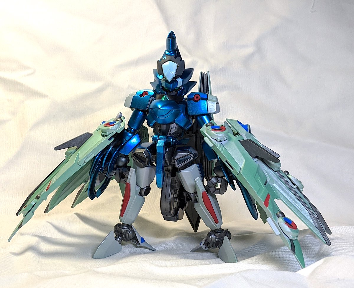 snowfairy3046's tweet photo. LBXパヴリーン
とある組織から強奪された 特務用LBXの試作機をベースに改造されたふざけた外見のLBXの後継機
背部に接続されたアクティブバインダーにより高い機動力と防御力を誇る
両腕は攻防一体の武器腕【フェザーアームシールド】
#LMC1
#LBX
#LBXMODELERS https://t.co/l2ciMNz5O9