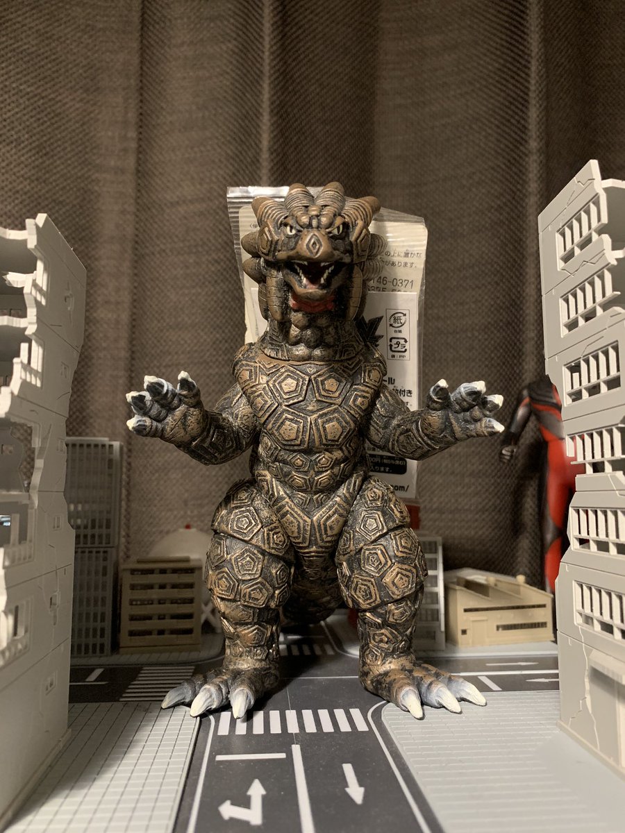サラマンドラ。このソフビが出た時のファンの歓喜といったら。ハイパー