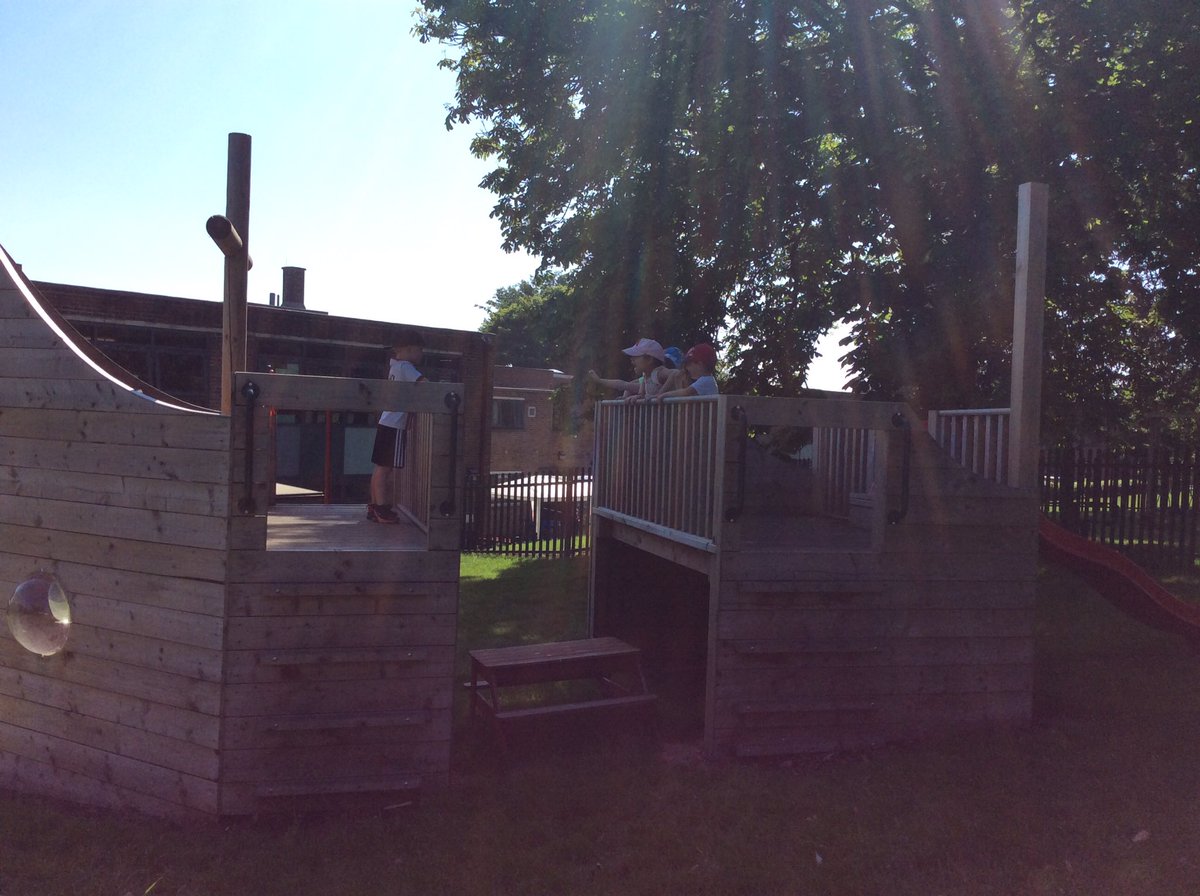 StradbrokeFS's tweet photo. @StradbrokePri Enjoying the first day in our bubble; Miss Spick’s Spiders 🕷 #keepingsafeatschool #protectivebubble https://t.co/iuUbCvT31j