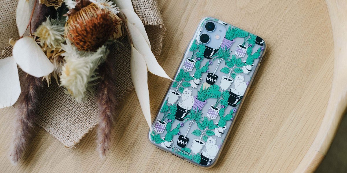 Minneとものづくりと スマホケースはつけない派だったというminneスタッフ ひなぴよが 最近購入したというスマホケース を紹介してくれました ファッションの一部のようにたのしめる 素敵なイラストのスマホケースです T Co Ma8kp10guv