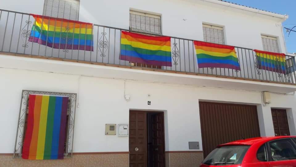 En Villanueva de Algaidas, un pueblo de   Málaga de 4000 habitantes, el ayuntamiento se ha visto obligado a retirar una bandera LGTBI del balcón por la denuncia de 3 vecinos. ¿La respuesta del pueblo? Colocar más de 400 banderas por el municipio.