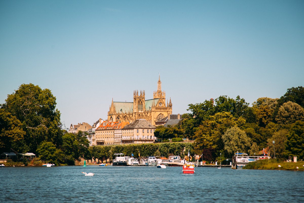 VilledeMetz's tweet photo. Pour ce #jeudiphoto nous emmenons en balade le long de la Moselle, à la découverte de #Metz 🚤☀️. https://t.co/vgBg641YIK