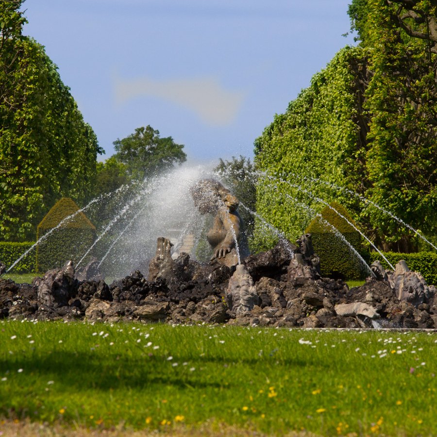 leCMN's tweet photo. Un poumon de verdure 🌳
Le château de #ChampsSurMarne est entouré d'un parc de 85 hectares où cohabitent un jardin à la française et un jardin à l'anglaise ! 💚 #TourDeFranceDesMonuments https://t.co/qoHccXU56P