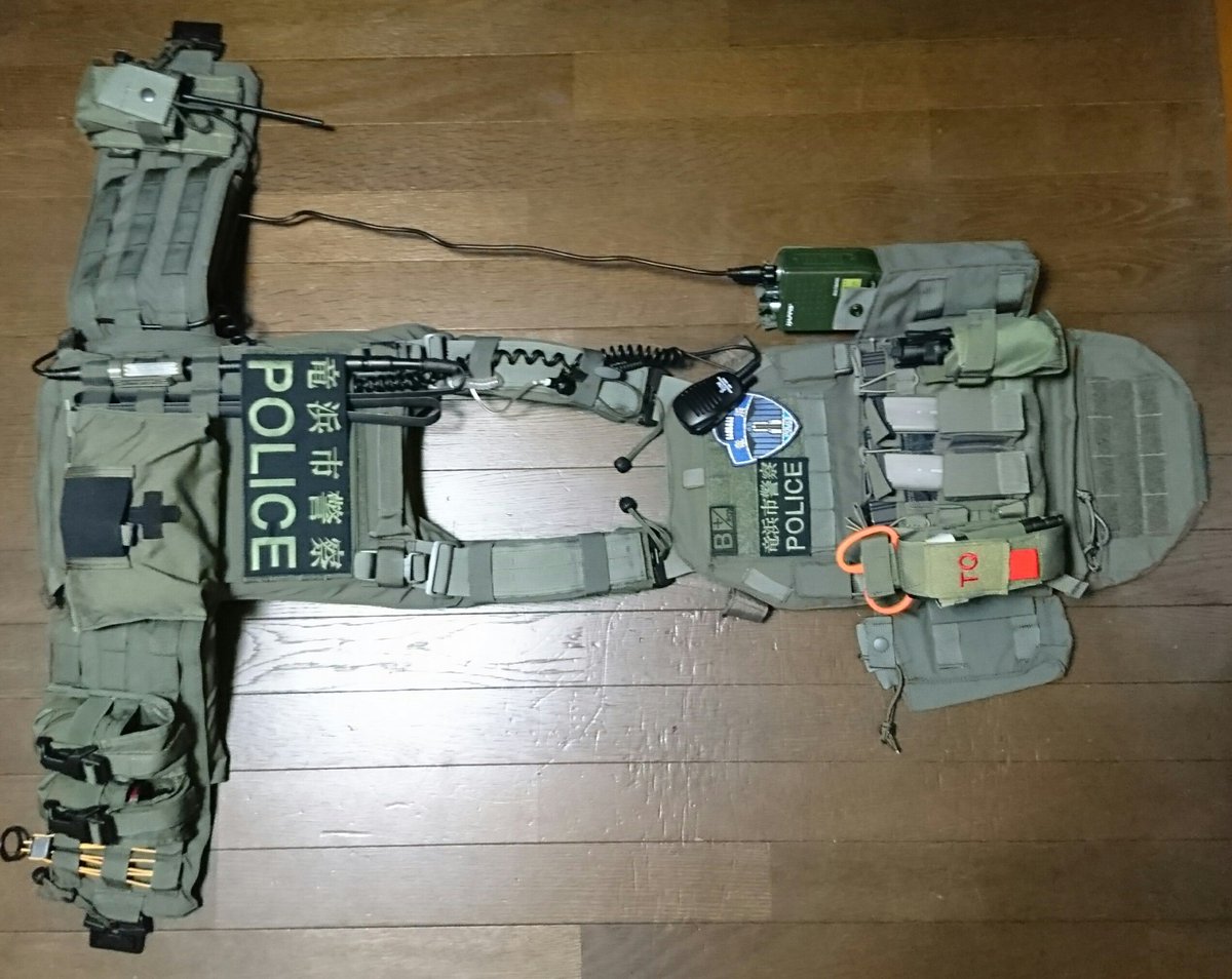endive_chicory's tweet photo. コンセプト「隊内での汎用性の追及」
班~小隊を指揮しつつも、どの状況/立場からも対応できる汎用性を追及。
反面、火力と機動力のバランスを問われ難儀した。
これをベースに、各構成へ追求していただければ幸い。
#LE装備
#竜浜市警
#ウナポリ
#THPD https://t.co/ji8ncVSKla