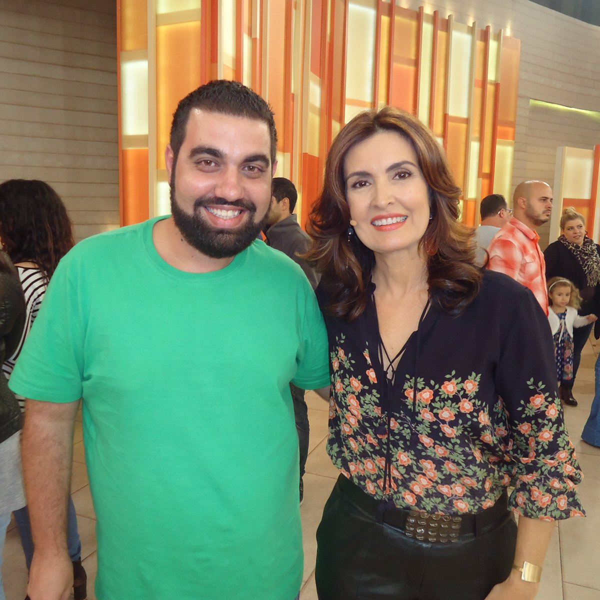 felipemabrantes's tweet photo. Hoje o #Encontro com @fbbreal completa 8 anos e eu tive um dos momentos mais lindos da minha vida nele. Em 2016, lançamento do #SandyMeuCanto, tirei foto com a cantora, com o @tiagoiorc e, claro, com a anfitriã do programa. Vida longa ao @EncontroFatima! #Tbt https://t.co/7v0st4P7RB