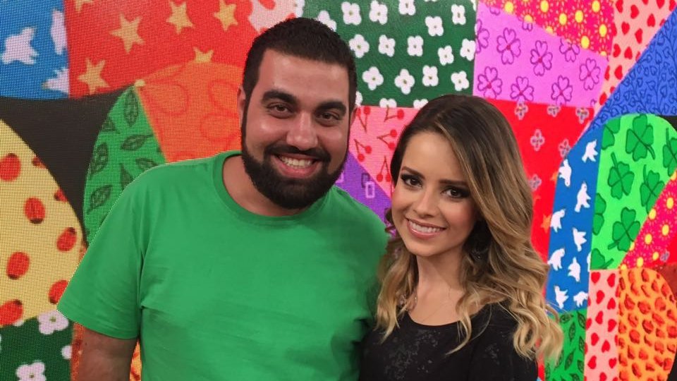 felipemabrantes's tweet photo. Hoje o #Encontro com @fbbreal completa 8 anos e eu tive um dos momentos mais lindos da minha vida nele. Em 2016, lançamento do #SandyMeuCanto, tirei foto com a cantora, com o @tiagoiorc e, claro, com a anfitriã do programa. Vida longa ao @EncontroFatima! #Tbt https://t.co/7v0st4P7RB