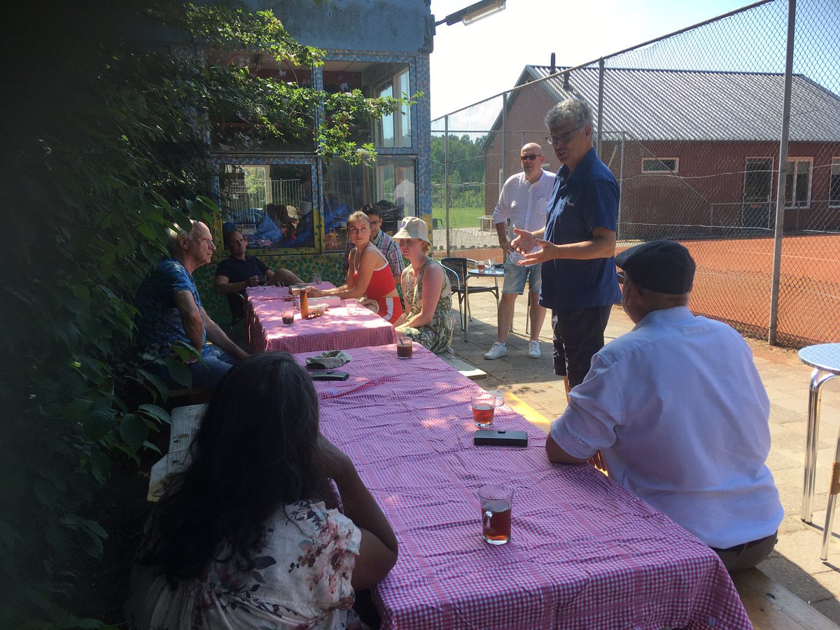 Zomerborrel in eigen dorp met de eigen afdeling, relaxed