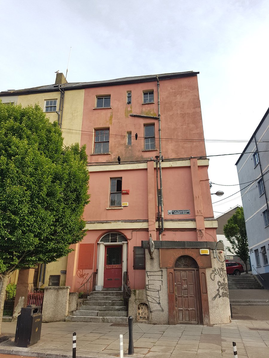 another special empty property, reflecting  #Cork  #history with the steps up, grand entrances, view of the lee, with the former left bank bar in the basement, so much potential  #Homeless  #socialcrime  #inequality  @CorkHealthyCity  @corkcitycouncil  #programmeforgovernment