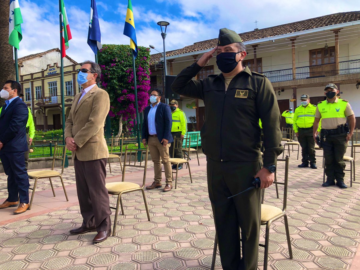 🎊 ¡Festejamos a #Gualaceo! 

Gobernador del Azuay <a href="/xaesma/">Xavier Martínez Guillén</a>, participa en la ceremonia cívica del cantón Gualaceo, que celebra sus 196 años de cantonización.

#AEcuadorLoSacamosTodos 🇪🇨

<a href="/Lenin/">Lenín Moreno</a>
<a href="/mariapaularomo/">María Paula Romo</a>