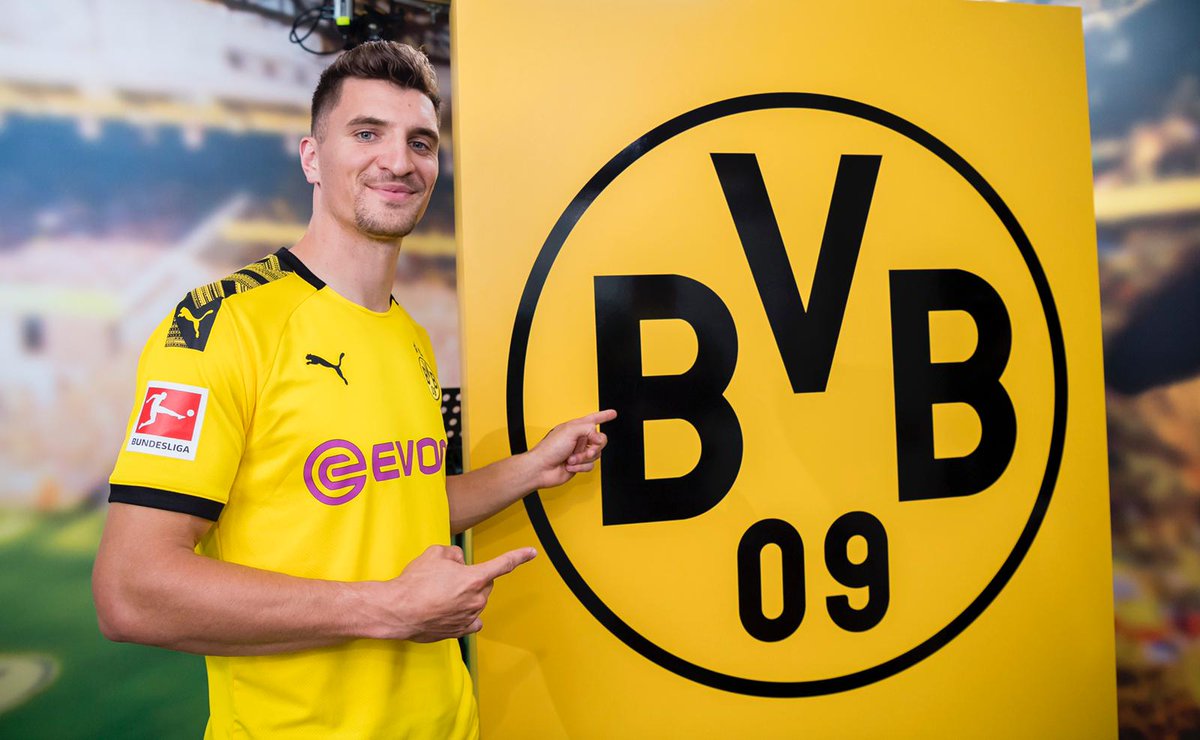 ThomMills's tweet photo. Le grand jour est arrivé! 
J'ai l'immense honneur de vous annoncer mon engagement avec le Borussia Dortmund! 
Un nouveau chapitre s'ouvre à nous, à vous, à moi. 
Que de fierté de revêtir le maillot jaune et noir!

#HEJABVB #TÔTOUTARD 🟡⚫
@BVB https://t.co/2icyI1m4qX