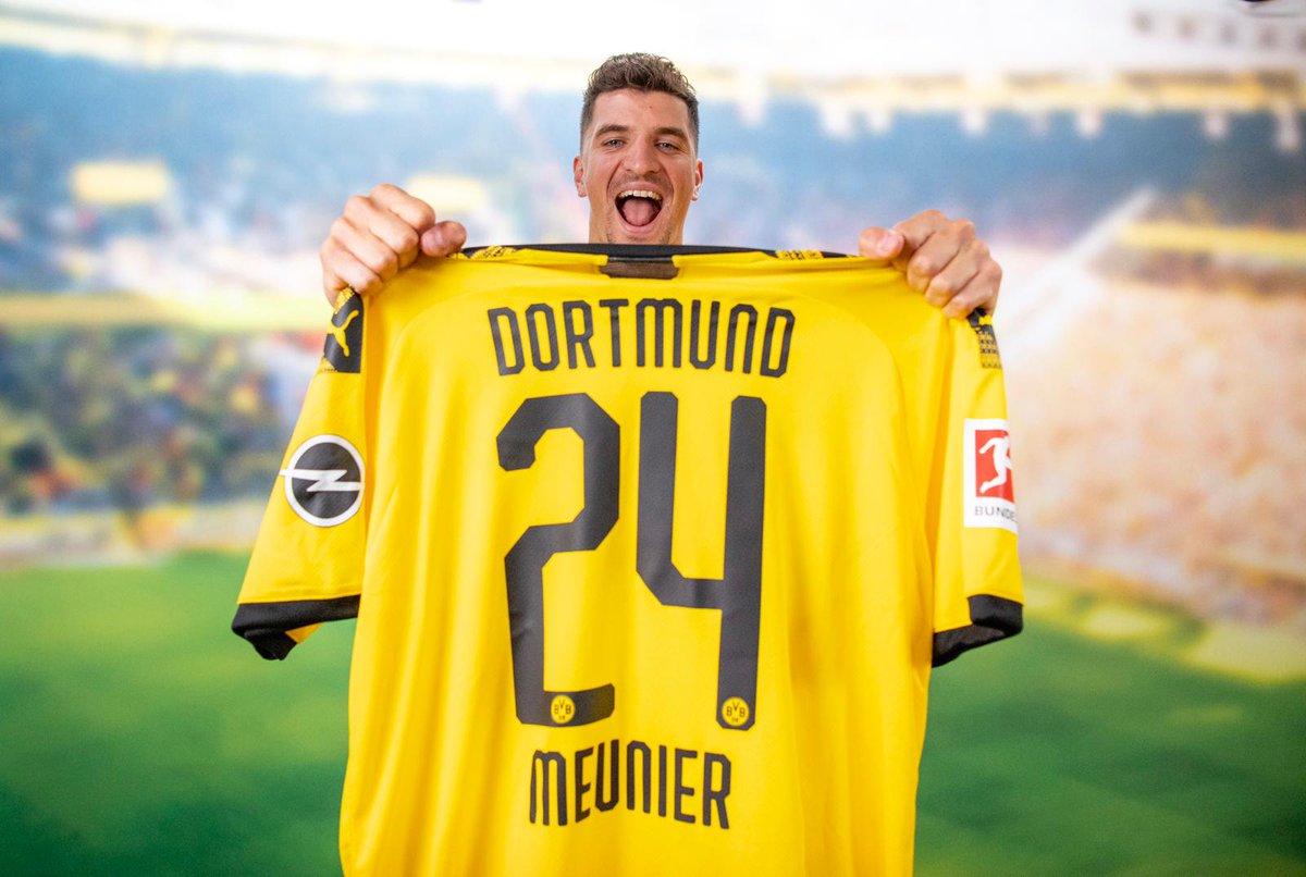 ThomMills's tweet photo. Le grand jour est arrivé! 
J'ai l'immense honneur de vous annoncer mon engagement avec le Borussia Dortmund! 
Un nouveau chapitre s'ouvre à nous, à vous, à moi. 
Que de fierté de revêtir le maillot jaune et noir!

#HEJABVB #TÔTOUTARD 🟡⚫
@BVB https://t.co/2icyI1m4qX