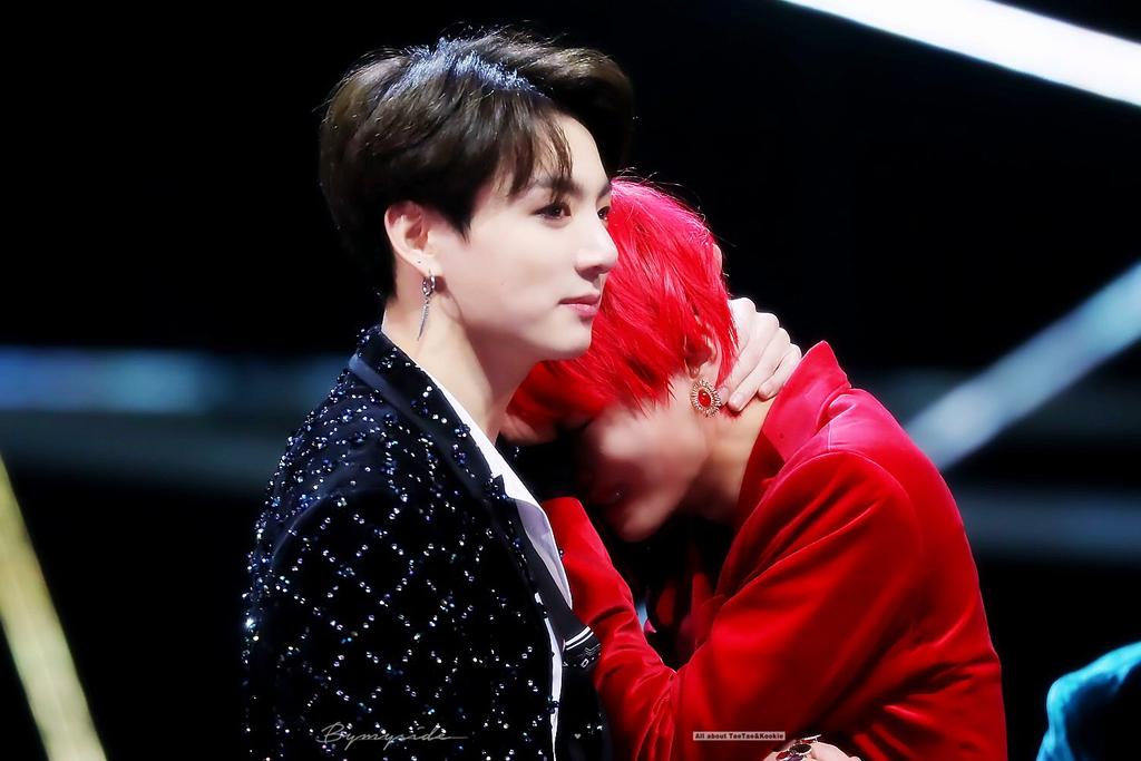 Strwberry_R9597's tweet photo. [HD] 181214 MAMA in HK

#TAEHYUNG #BTSV #JUNGKOOK
#JK #V #태형 #정국 #뷔 #뷔국 #국뷔 #taekook #kookv #vkook #kv 
#방탄소년단 #BTS @BTS_twt https://t.co/chMZU9dpmY