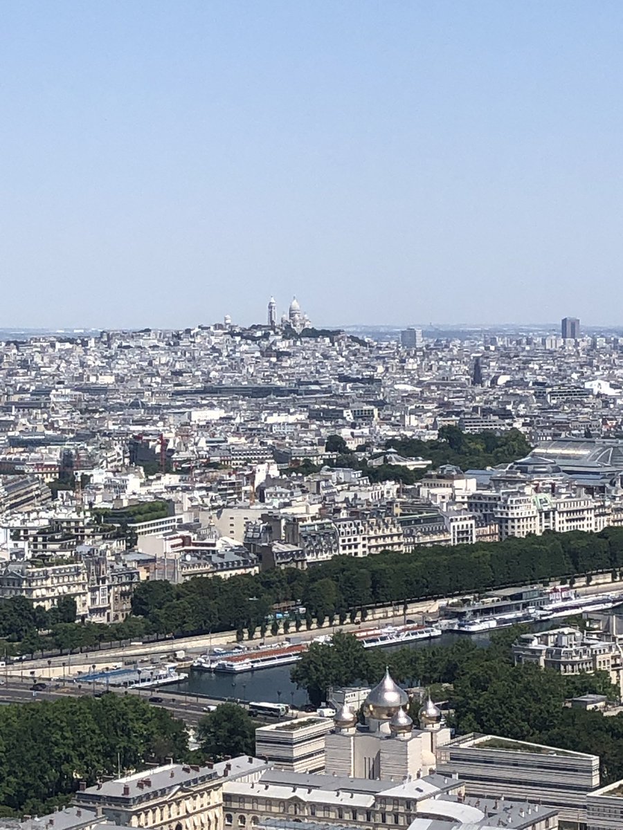 MarcelWagnerARD's tweet photo. Der #Eiffelturm ist zurück! Seit heute kann das Wahrzeichen von #Paris wieder erklommen werden. Allerdings vorläufig nur zu Fuß und nur bis zur 2. Etage. Wir sind trotz 34*C gleich mal hochgestiegen und berichten für Euch. Auch auf Insta @ARDStudioParis und @weltspiegel (Story). https://t.co/0urBjeTsG8