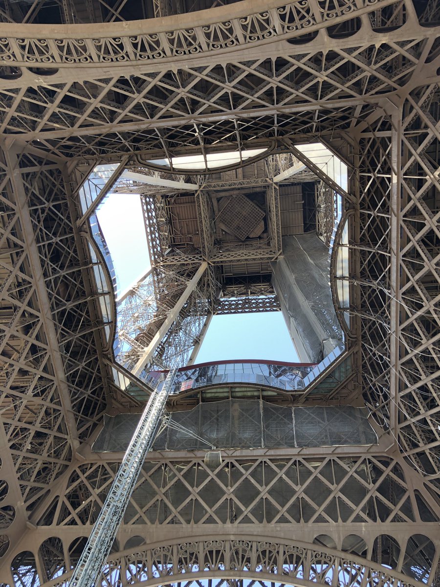 MarcelWagnerARD's tweet photo. Der #Eiffelturm ist zurück! Seit heute kann das Wahrzeichen von #Paris wieder erklommen werden. Allerdings vorläufig nur zu Fuß und nur bis zur 2. Etage. Wir sind trotz 34*C gleich mal hochgestiegen und berichten für Euch. Auch auf Insta @ARDStudioParis und @weltspiegel (Story). https://t.co/0urBjeTsG8