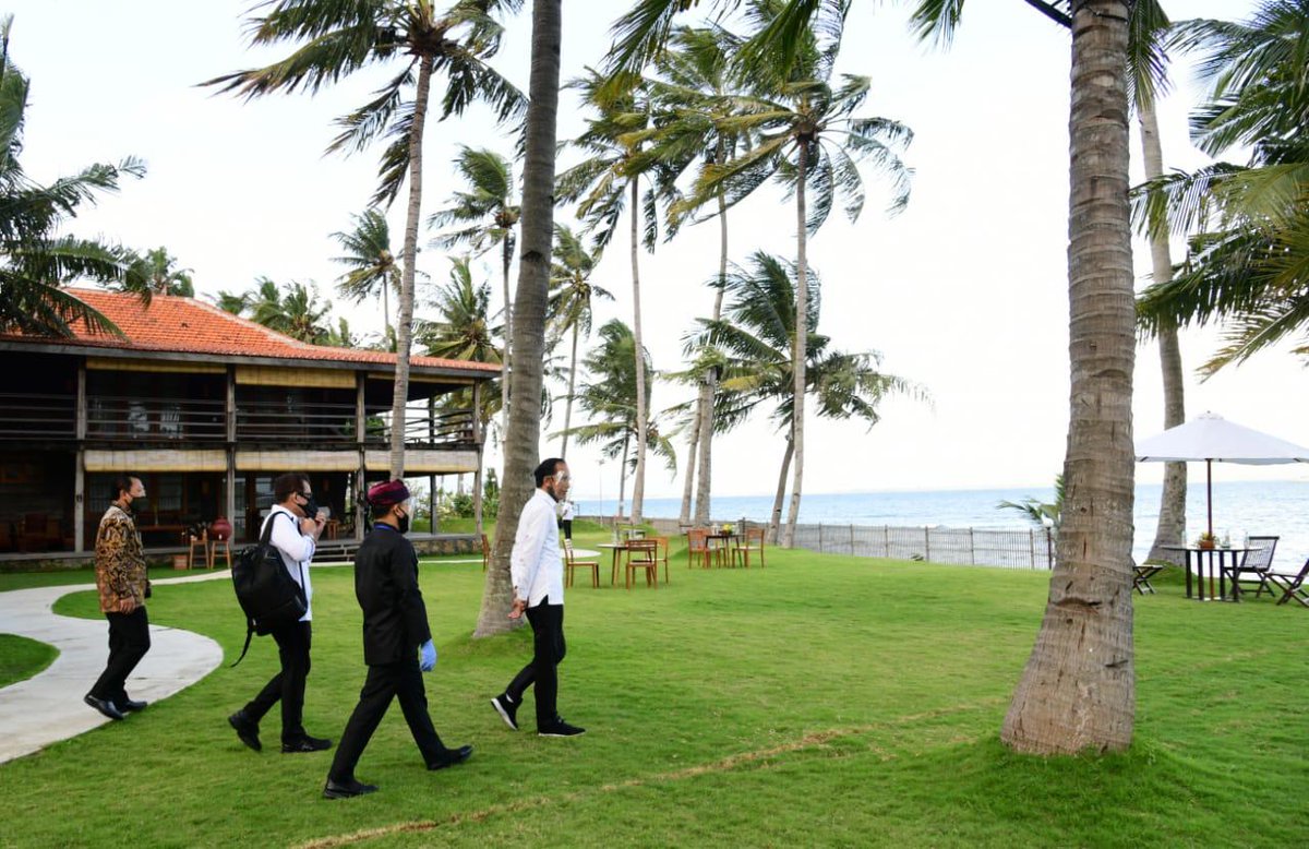 Menjelang sore tadi, saya mengunjungi Villa So Long dan Pantai So Long di Kab. Banyuwangi, Jawa Timur. 

Saya hendak melihat secara langsung persiapan prakondisi Banyuwangi menuju tatanan baru di sektor pariwisata.
