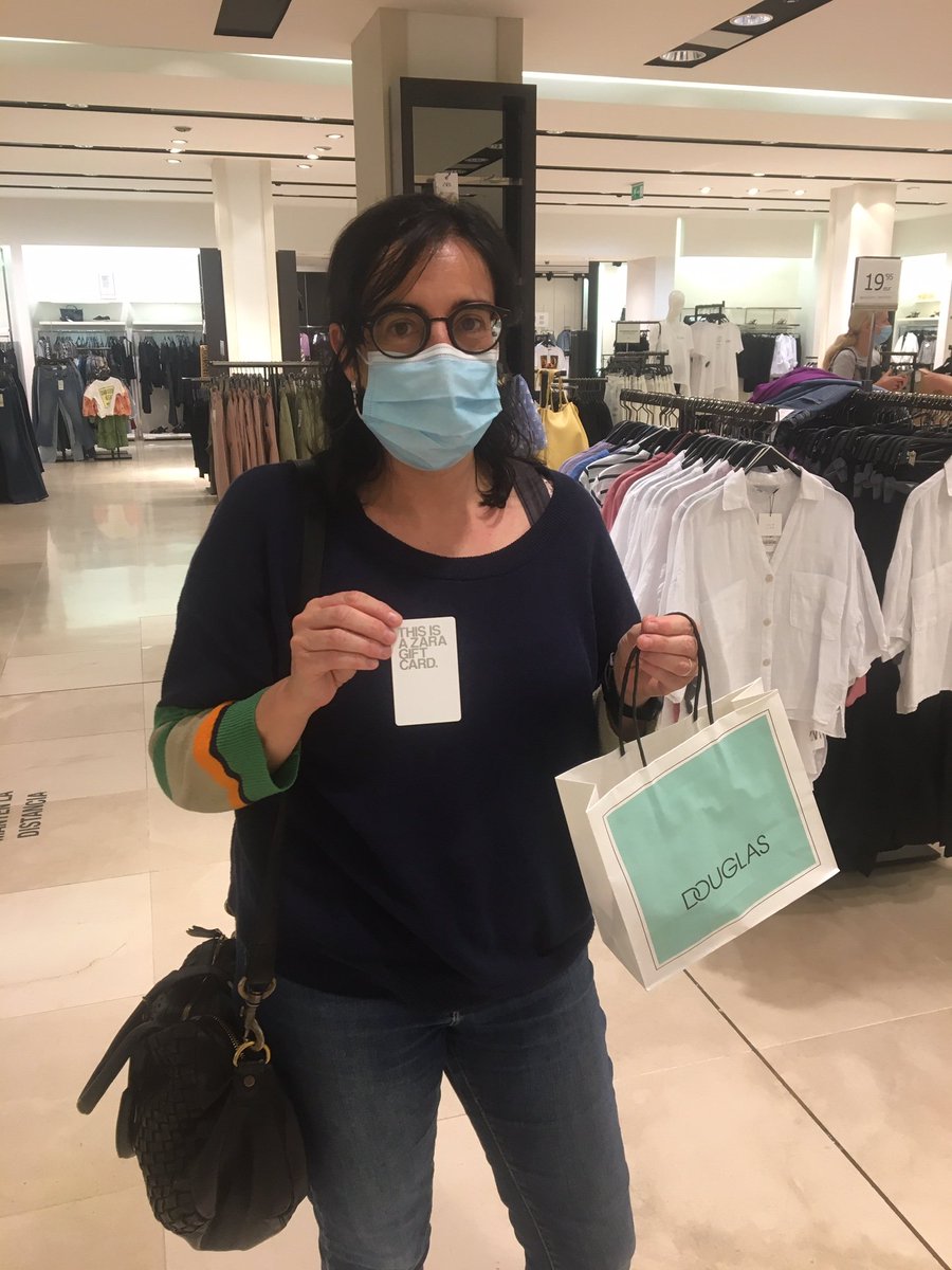 ccespaigirones's tweet photo. Les guanyadores de la campanya #MultiShopping, que vam celebrar a l'#espaigirones abans del confinament, ja estan vinguent a recollir i gaudint dels seus premis de 150€ en compres 🤩👏 Enhorabona! https://t.co/7au6rsMzyE