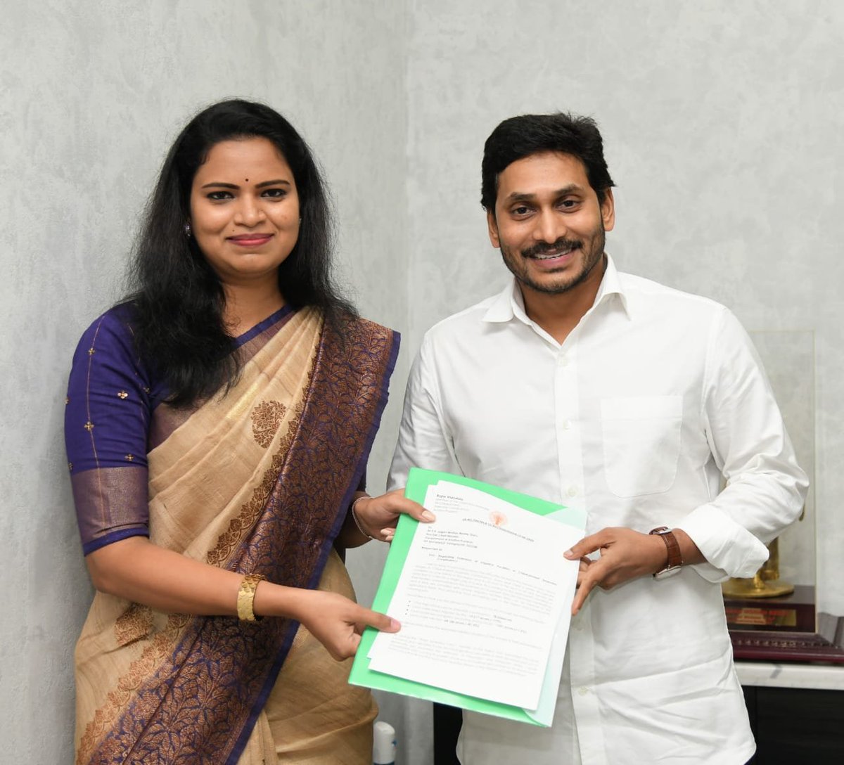 VidadalaRajini's tweet photo. I had a fruitful discussion with Hon'ble CM @ysjagan Anna on a series of issues relating to Constituency Development &amp; especially regarding the improvement of Irrigation Infrastructure.
Every meeting with you further inspires me &amp; I Thank You for being my Guide in this journey🙏 https://t.co/70e8iDcZ4v