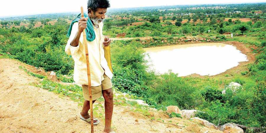 AshwiniMS_TNIE's tweet image. Exactly 2 yrs back, when I met Kaamegowda at his village in Mandya, he had dug 14 ponds. Gowda, 84 yrs now keeps calling me once in a while. He called today to tell 16 ponds completed &amp;amp; wish to complete 4 more . He did not forget to tell me Kwarona aythe Bengaluru nalli, jwaapana