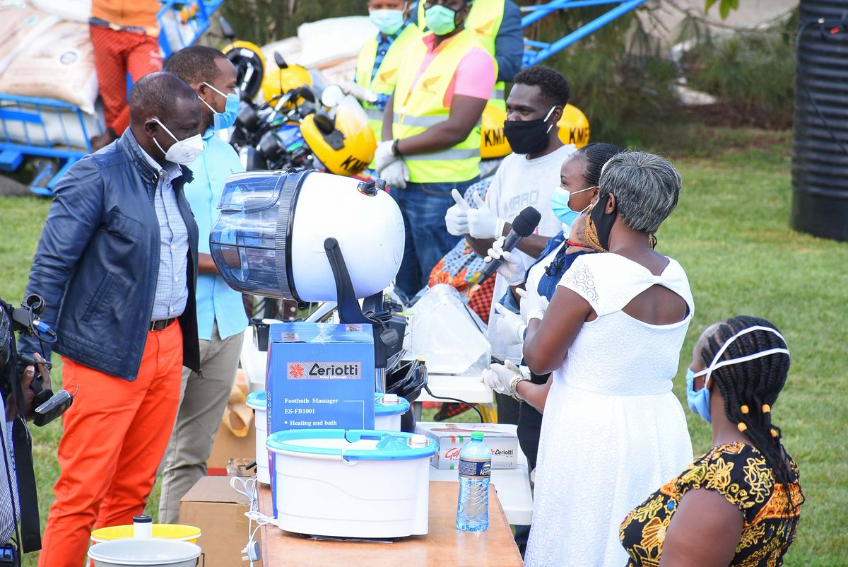 WilliamsRuto's tweet photo. Distributed assortment of equipment, which included shoe shining stands, washing machines, saloon items and tailoring machines to 30 youth and women groups from Embakasi Central, Starehe and Langata Constituencies in Karen, Nairobi. The programme targets 5,000 young entrepreneurs https://t.co/FT2Asy5FmP