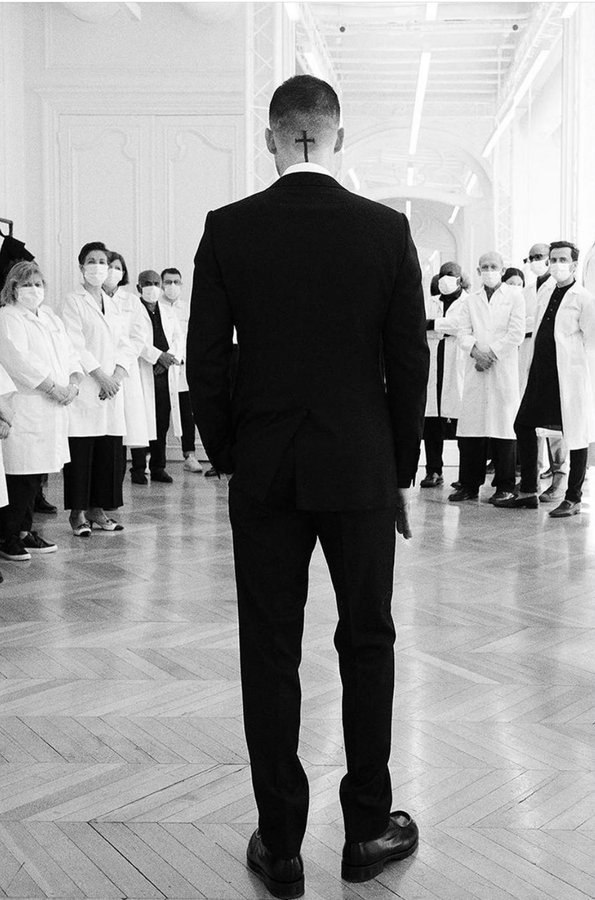Новый креативный директор Givenchy Мэттью Уильямс знакомится с сотрудниками ателье, фотка кайф ваще