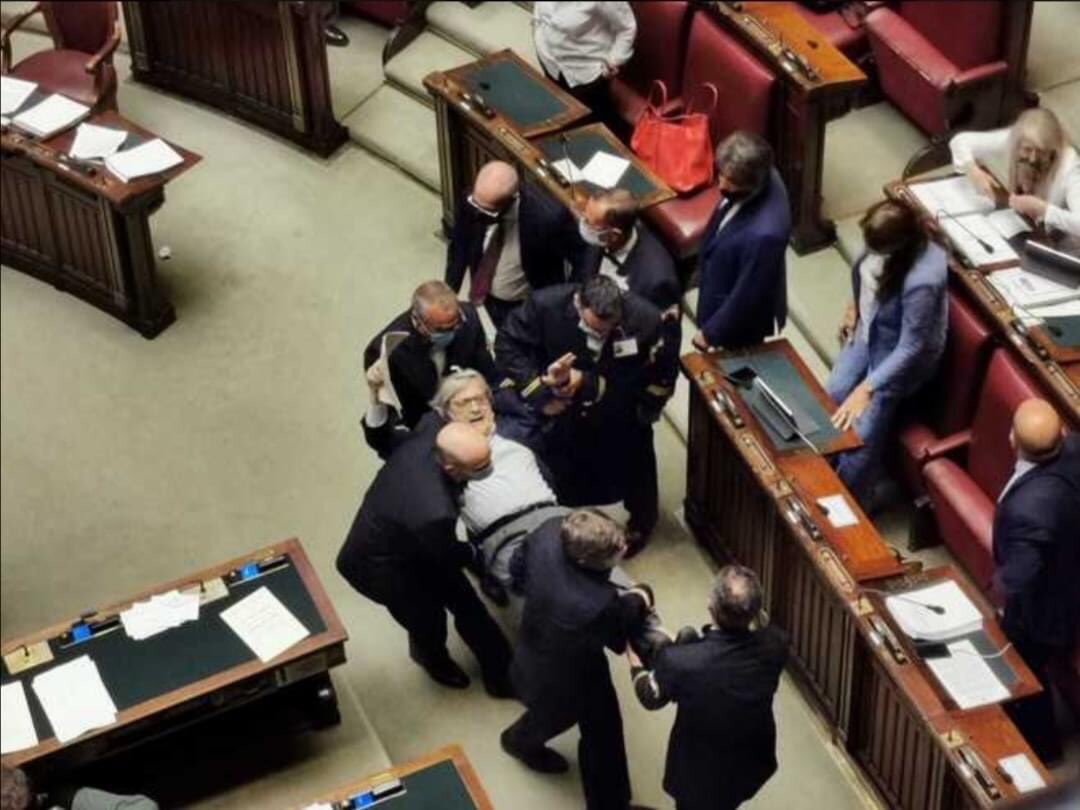 FraDM's tweet photo. “Signorina deve tornare al prossimo appello.”
IO:

 #sgarbi https://t.co/Tmyz7Wtx1J