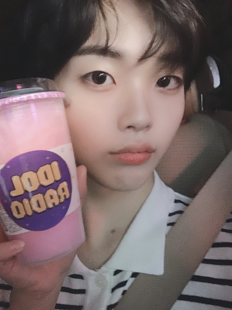 CRAVITY_twt's tweet photo. 오늘도 아이돌 라디오에서 즐거운 시간 보냈어요~
러비티를 위해서 커버댄스도 준비해봤는데 어땠어요??
짧은 시간이었지만 즐거우셨으면 좋겠네욤☺️
솜사탕 내꺼야><

#크래비티 #형준 #아이돌라디오 https://t.co/Si8B7phAlJ