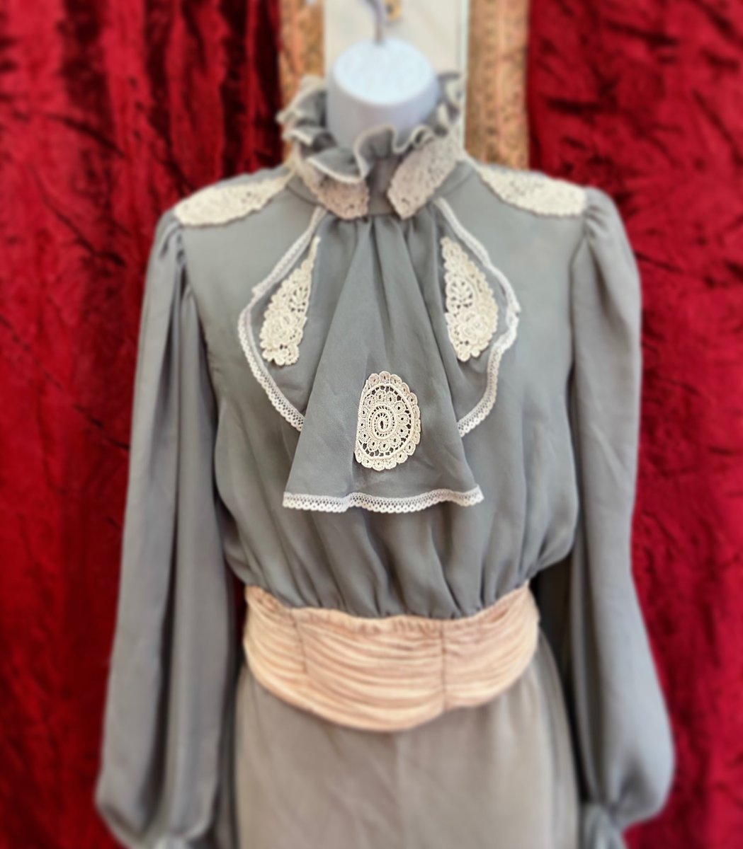 #vaultfindoftheday #secretspot #victorian #blouse #pretty #stunning #sleevesfordays #shows #theater #actors
