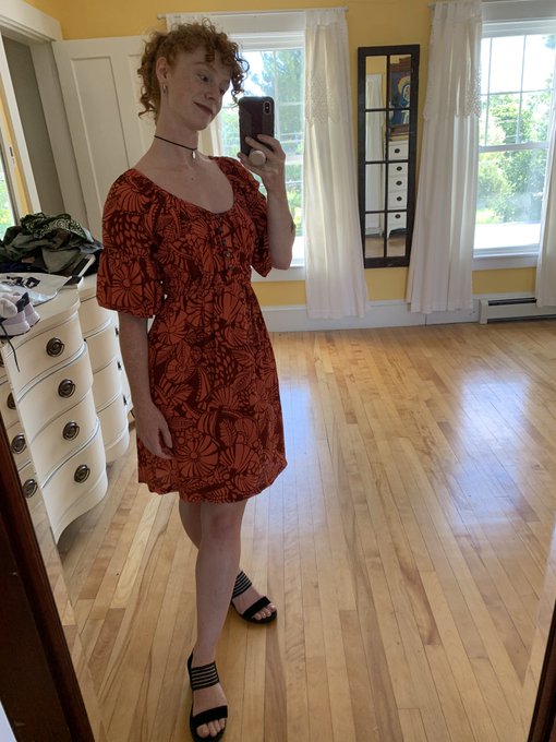Am I pretty in my new dress? ? https://t.co/8MudNvrJOF