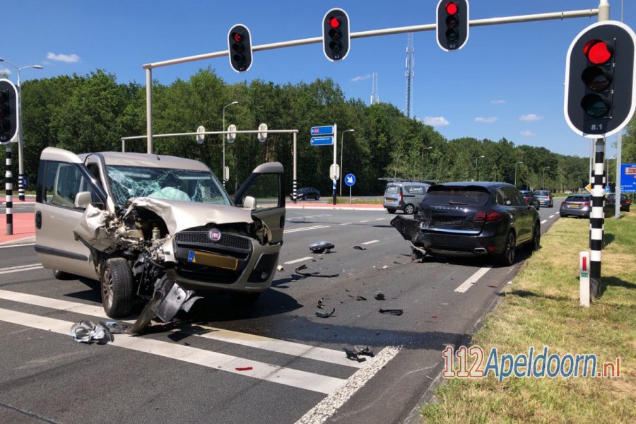 Flinke klap tussen Fiat en Porsche op kruising in #Ugchelen. 112Apeldoorn.