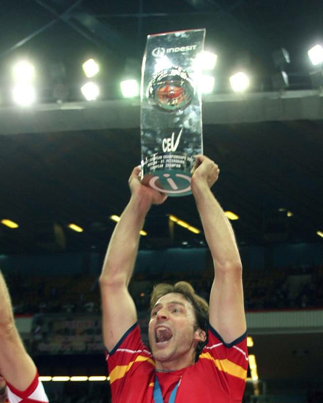 campusvoley's tweet photo. Damos la bienvenida a un grande entre los grandes RAFA PASCUAL!!
Uno de los mejores jugadores mundiales de voleibol y el mejor jugador español de todos los tiempos se une a la familia del Campus Llanes. Orgullosos de que estés con nosotros y de tu visita.
Gracias @RafaPascual_1 ! https://t.co/NmYxBxiyfy