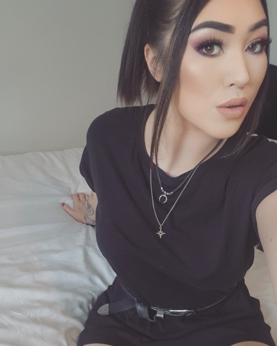 MakeUpMistr3ss's tweet photo. Sometimes I have these stupid ideas. Like when I decided to pack all of my dresses and colourful clothes ready to move and leave myself with nothing but BLACK outfits for the next 2 weeks. So here I am in a black long shirt and boots... because I also packed up all my shoes. 😐 https://t.co/X9vhcsFSbT