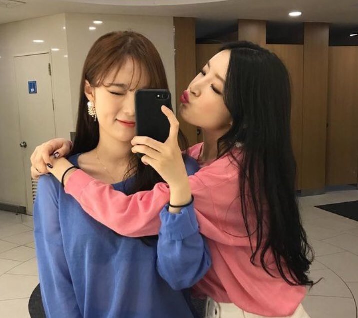 Melonxmb's tweet photo. อย่าร้องน่ะ สัญญาว่าจะไม่ลืมมึงเลยเพื่อนรัก💖✨ https://t.co/ykKkCwiyxu